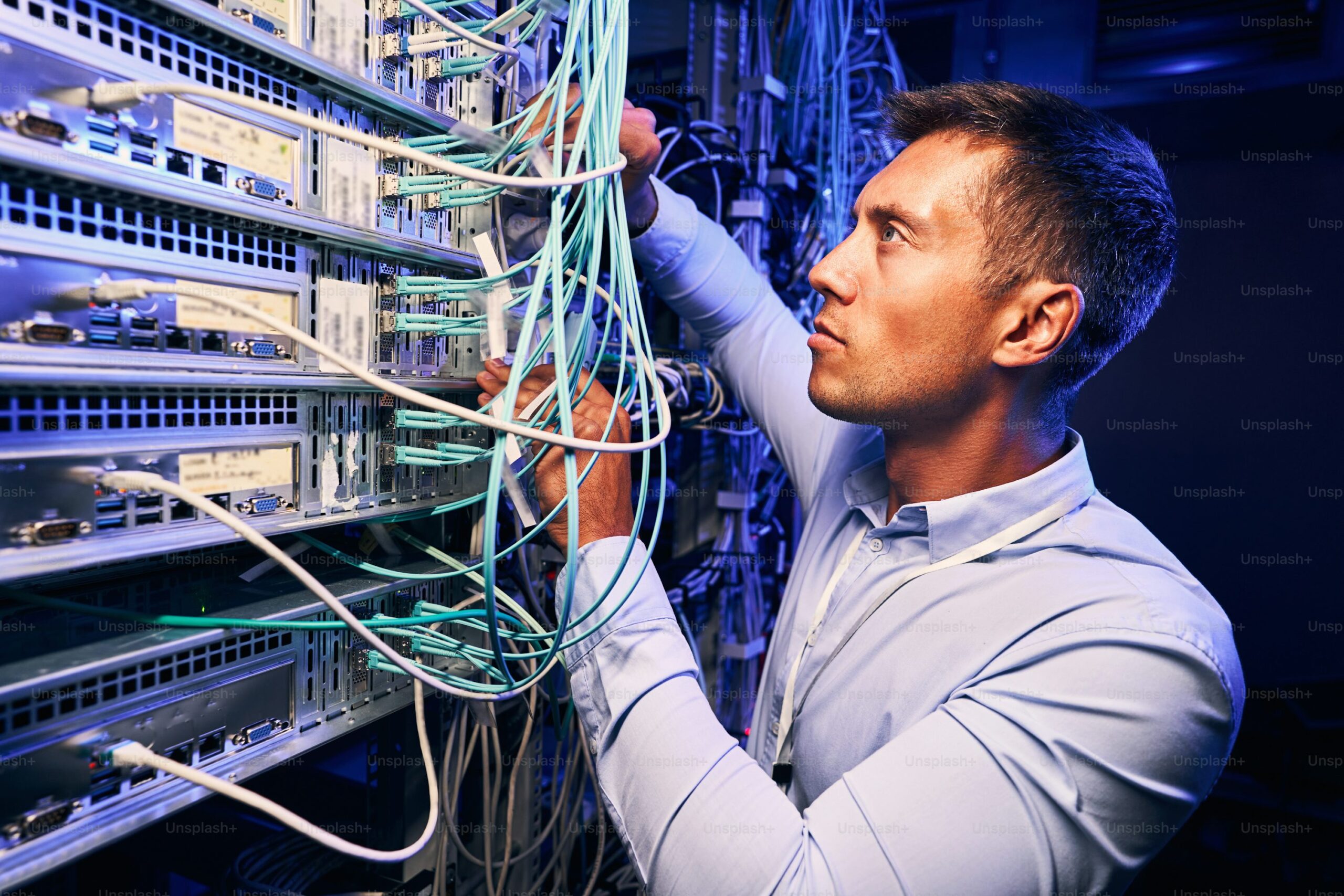 Ingeniería de campo en despliegue de fibra y racks